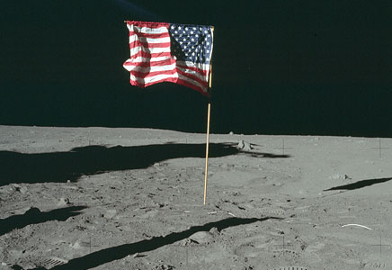 американский флаг на луне