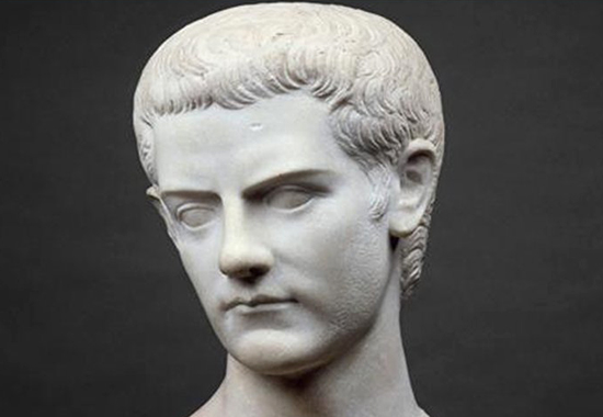 Калигула однажды «захватил океан» и привёз ракушки в качестве трофеев