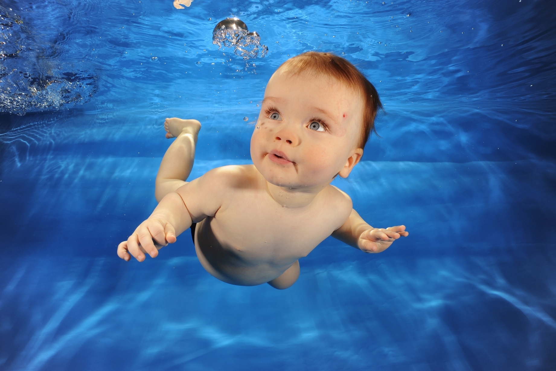 Дети плавают в воде. Грудничковое плавание в бассейне. Младенец в бассейне. Бассейн для малышей. Дети в бассейне.