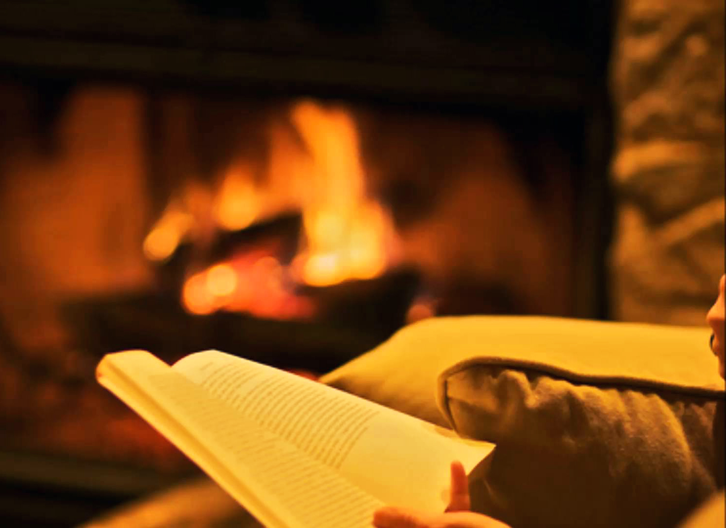 Прочитать зимний вечер. С книгой у камина. Вечер с книгой. Зимний вечер у камина. Вечер у камина с книгой.
