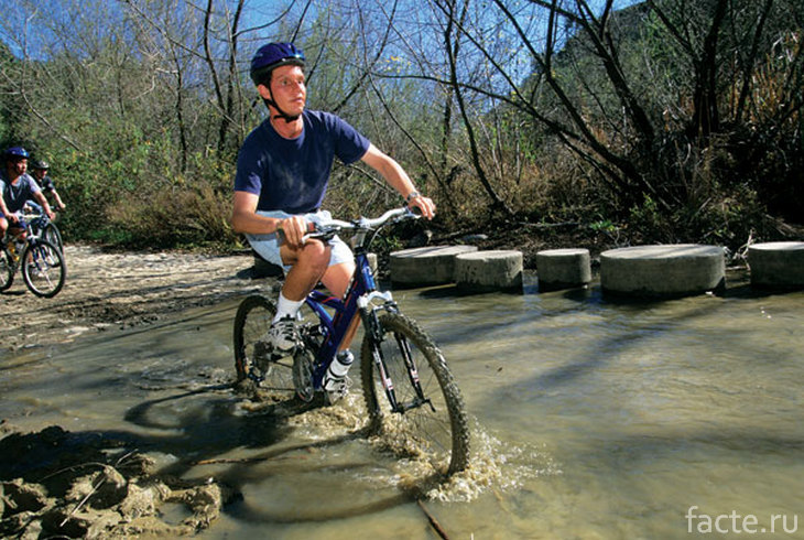Дэниел Киш едет на велосипеде в воде