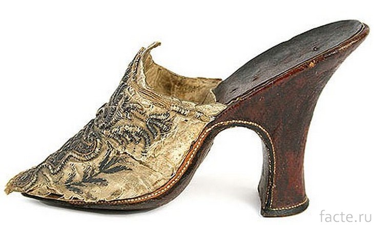 Старинная обувь на каблуке