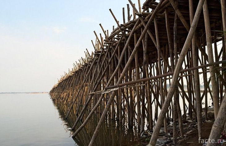 Бамбуковый мост в Камбодже 