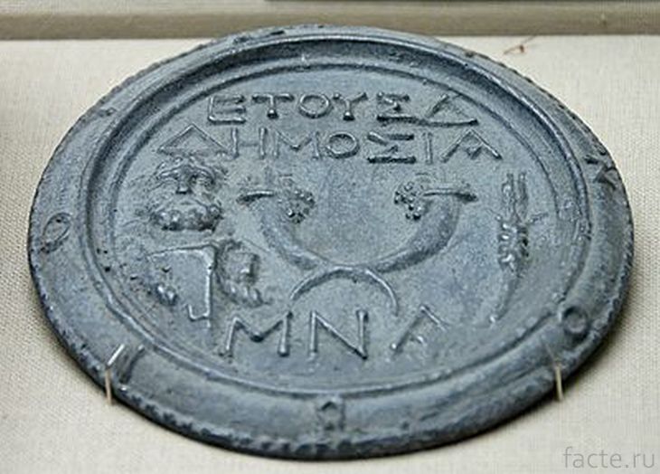 Древняя свинцовая монета