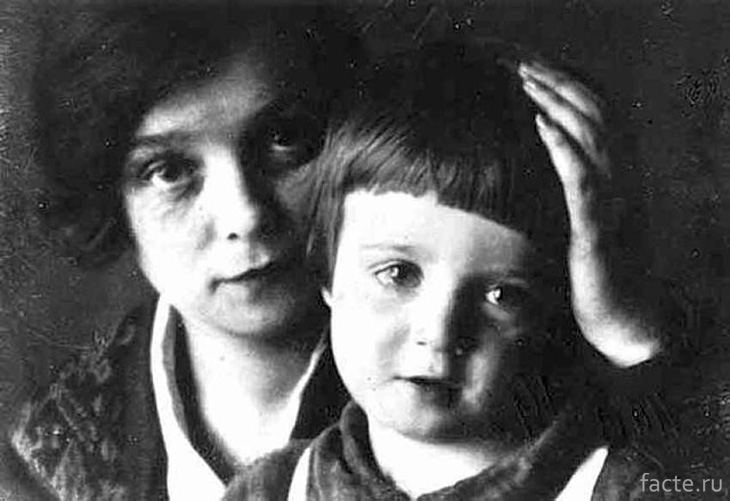 Надежда Вольпина с сыном поэта Александром