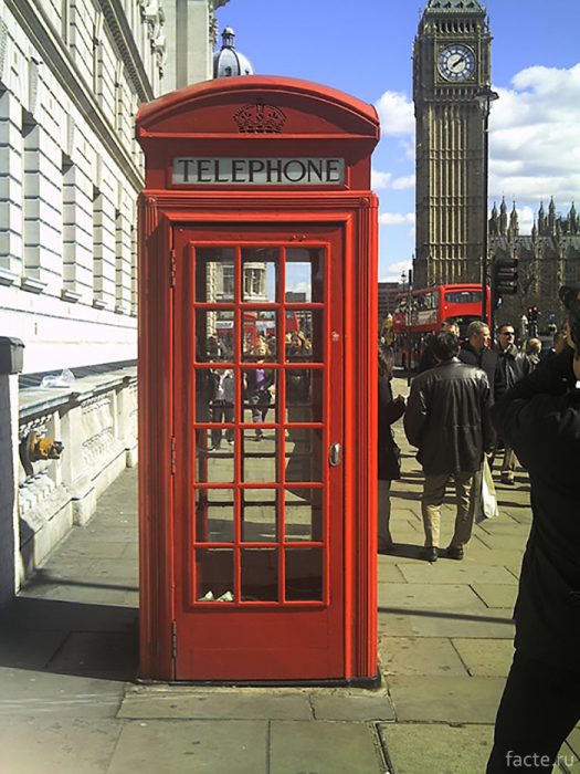 Красная телефонная будка в Лондоне