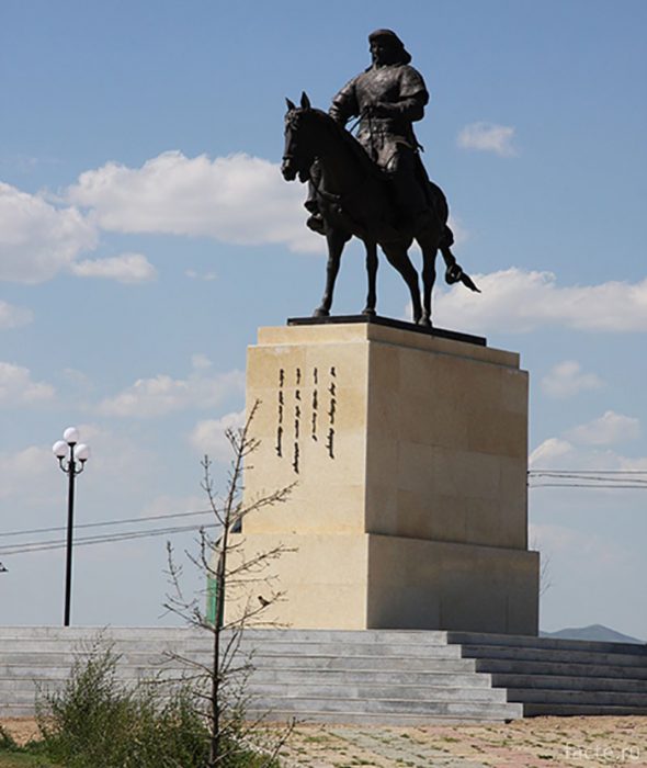 Памятник Чингисхану в аэропорту Улан-Батора