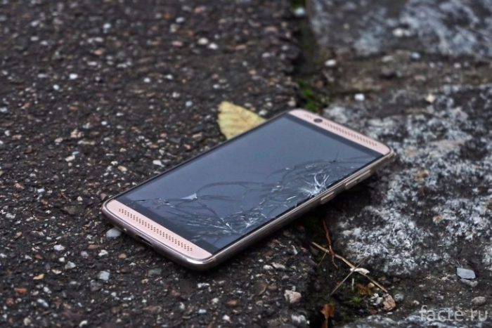 разбитый смартфон