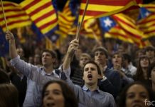каталонцы с флагом
