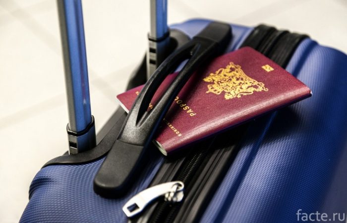 чемодан и паспорт
