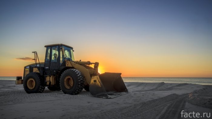 трактор на пляже
